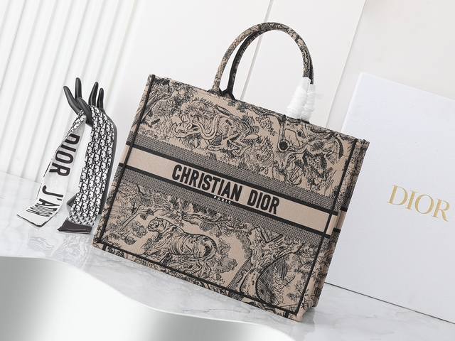 独家实物拍摄 大 原单 Dior Book Tote 托特 老虎大42Cm 这款 Book Tote手袋由女装创意总监玛丽亚 嘉茜娅 蔻丽 Maria Graz - 点击图像关闭