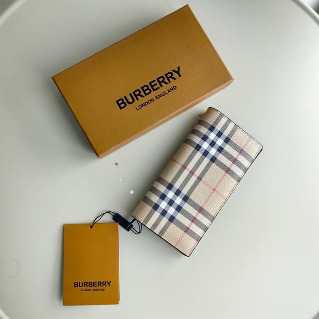 双折钱夹，装饰burberry格纹，内衬为光滑小牛皮材质。8个卡位 纸币隔层含隔挡，适用于全球币种2个插袋 手绘涂漆边缘 正面饰有 Burberry 立体字母徽