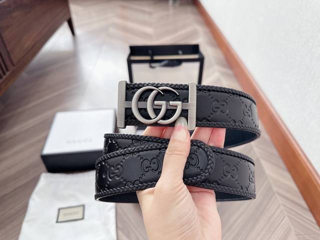 Gucci 古奇新款互扣式g带扣深受品牌辉煌的70年代经典设计所影响，得以重新诠释。安放于织纹纯皮腰带之上。正品一致的吊牌全套包装 配纸袋 礼品盒 亲们下单一定