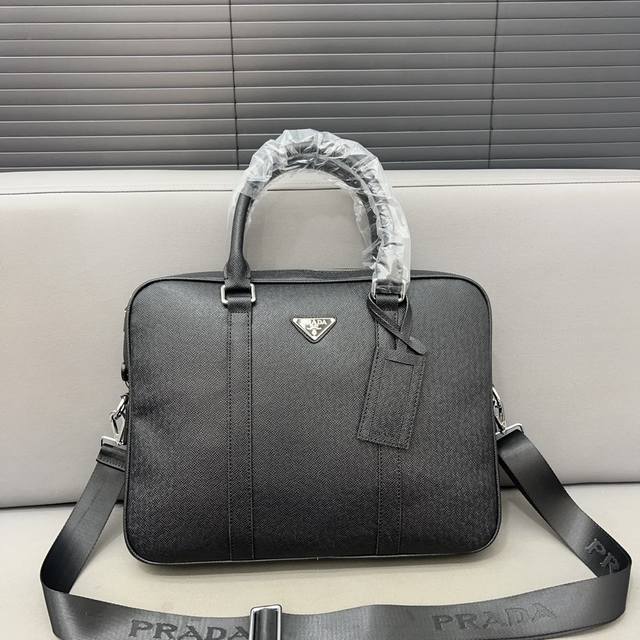 Prada 普拉达 男士公文包斜挎包手提包电脑包 采用精湛镶嵌细工，经典百搭 实物拍摄 原厂原版面料 高端品质 配送防尘袋 28 X 38 Cm。