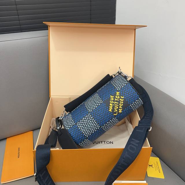 Louisvuitton 路易威登 Soft Polochon老花 圆筒包 男女通用单肩斜挎包 采用精湛镶嵌细工 经典百搭 实物拍摄 配送防尘袋 礼盒 26 X