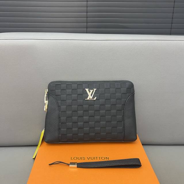 Louisvuitton 路易威登 密码锁牛皮手拿包 卡包钱包多功能男包 采用精湛镶嵌细工，实物拍摄 原厂原版面料 配送礼盒 29 X 20 Cm。 - 点击图像关闭