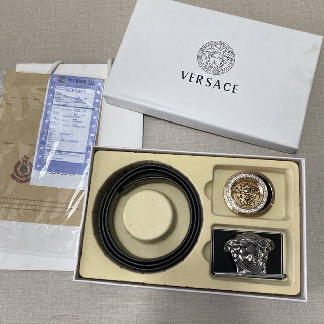 Versace精品款 ☆双扣礼盒套装 含礼盒 专柜有售 范思哲专柜在售正品 此款采用头层牛皮制作 走线油边细致 正品开模 搭配广州原版扣经久耐用、3.8Cm规格