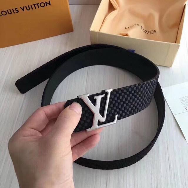 Louisvuitton 路易威登 腰带可与牛仔裤或正装完美搭配，腰带宽度3.8Cm，进口黑格面料，内衬小牛皮底，结合专柜款经典钢扣，与正品零差距.