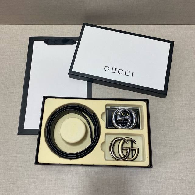 古驰gucci精品款 ☆双扣礼盒套装 含礼盒 专柜有售 Gucci专柜在售正品 此款采用头层牛皮制作 走线油边细致 正品开模 搭配广州原版扣经久耐用、3.8Cm