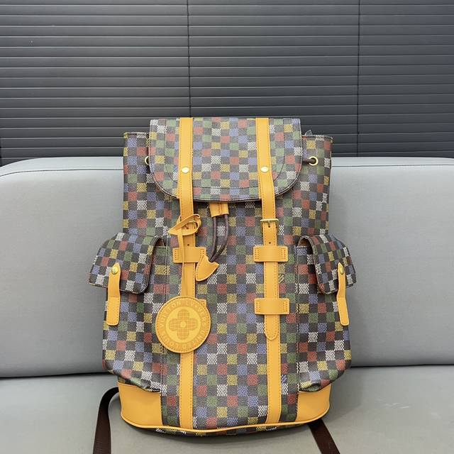 Louisvuitton 路易威登 Christopher 双肩包 背包 电脑包经典logo搭配原厂工艺材质 休闲百搭采用精湛镶嵌细工，实物拍摄 原厂原版面料