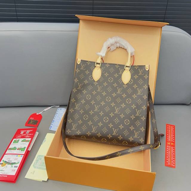 Louisvuitton 路易威登 变色皮中号琴谱包 男女通用托特包 手提斜挎包 公文包 采用精湛镶嵌细工 经典百搭 实物拍摄 配送防尘袋 折叠礼盒 32 X