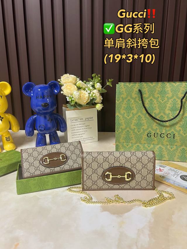 礼盒包装 Gucci 新款 迷你链条包 飒飒的感觉超实用 高品质托特包 精心制作而成 质感超赞 特别有范的一款潮包 手提单肩 背 超大容量 专柜最新特别有型的一