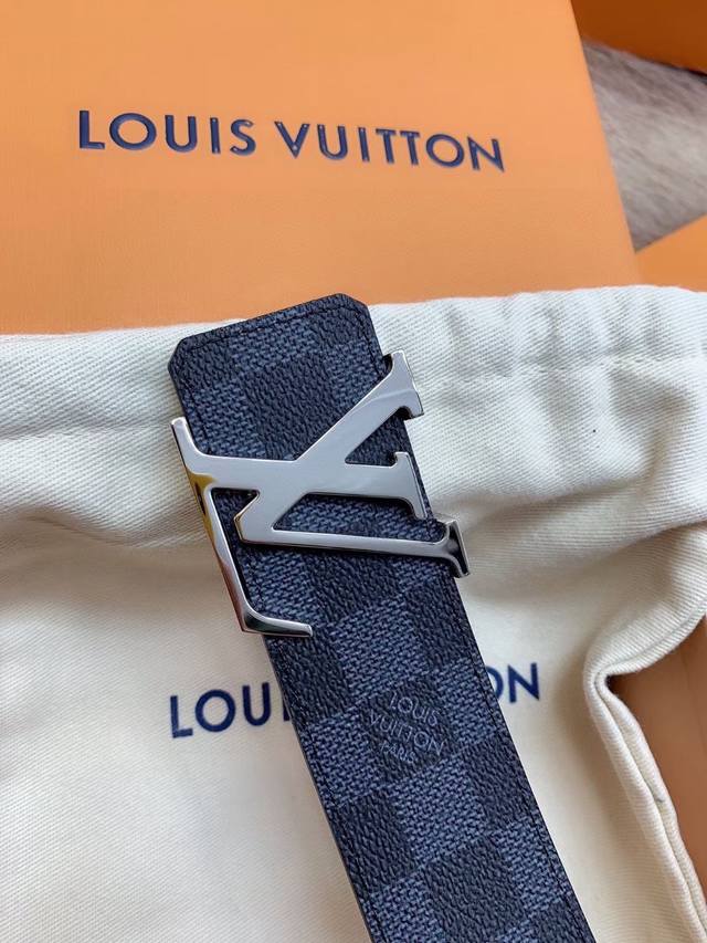 Louls Vuitton 路易威登 男士腰带 带身采用进口面料 配牛皮底 搭配字母扣 宽4.0Cm 质量自己看皮带腰带