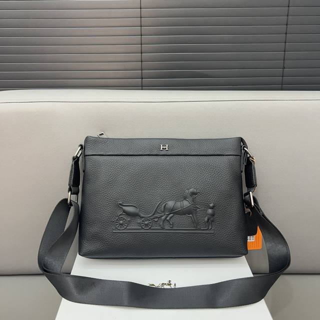 Hermès 爱马仕 牛皮 单肩斜挎包经典logo搭配原厂工艺材质 休闲百搭 采用精湛镶嵌细工，实物拍摄 原厂原版面料 配送防尘袋 22 X 29 Cm。