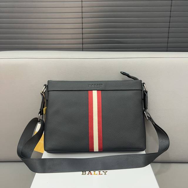 Bally 巴利 牛皮 单肩斜挎包经典logo搭配原厂工艺材质 休闲百搭 采用精湛镶嵌细工，实物拍摄 原厂原版面料 配送防尘袋 22 X 29 Cm。