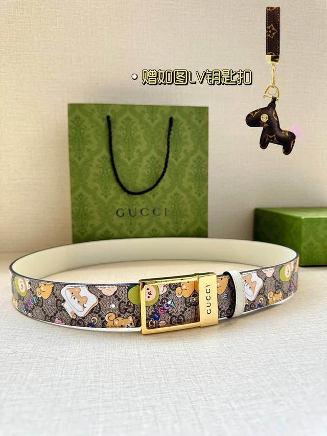 宽度3.8Cm Gucci Gg Marmont系列每一季都会推陈出新，为灵感源于70年代的标志性gg配件注入宠物现代精髓。这款gg Supreme帆布腰带反面