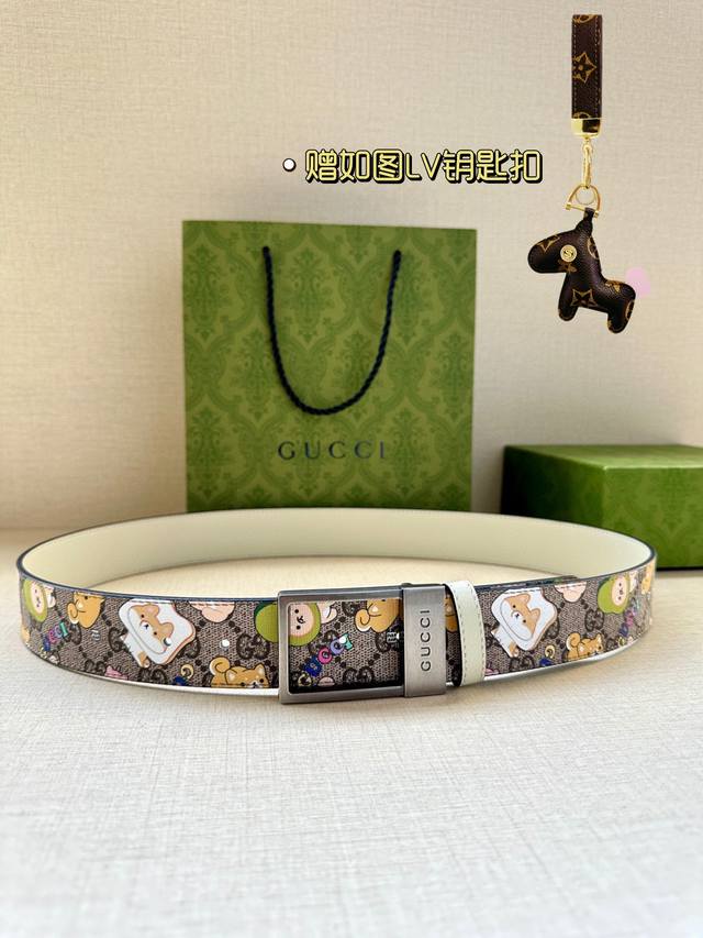 宽度3.8Cm Gucci Gg Marmont系列每一季都会推陈出新，为灵感源于70年代的标志性gg配件注入宠物现代精髓。这款gg Supreme帆布腰带反面