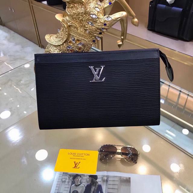 Louis Vuitton 路易威登 最热售款狠货 原单手包原版进口高端鹿皮手拿包，原版鹿皮绒内里，做工看细节，每一处都无比讲究，精致细腻。针线一寸五针顶级师傅