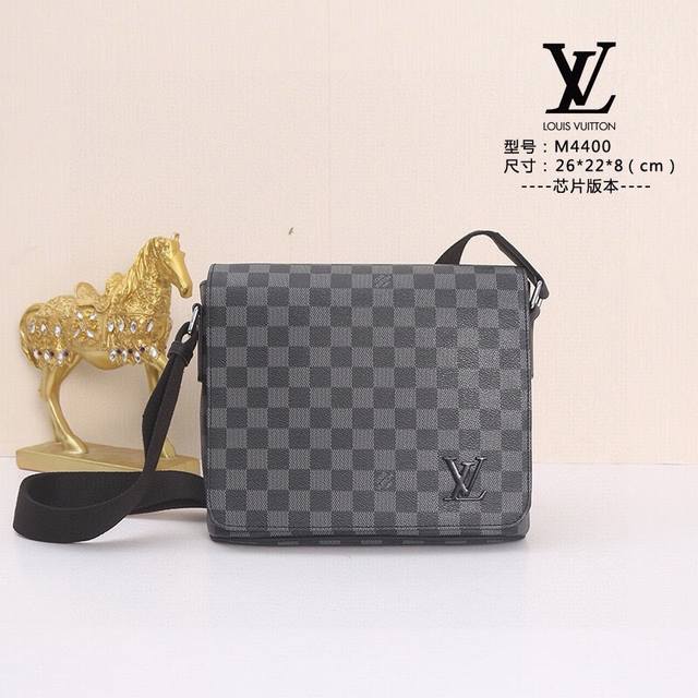 Louis Vuitton 路易威登 芯片版 邮差包 时尚易衬的信差袋，这款尤其新district 小号手袋是日常的理想袋款，优雅、轻巧，内部空间宽敞，既实用又