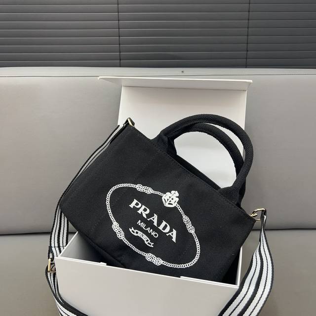 Prada 普拉达 帆布 手提包 公文包 采用精湛镶嵌细工，经典百搭 实物拍摄 原厂原版面料 高端品质 配送防尘袋 28 X 19 Cm。