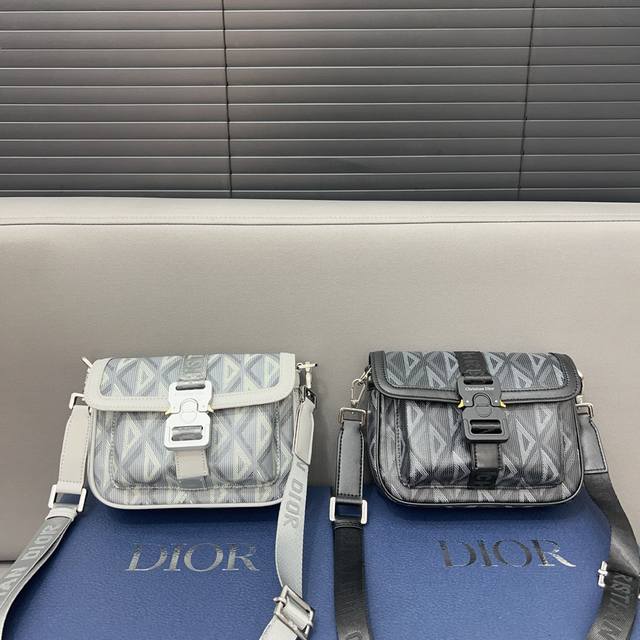 Dior 迪奥 Hit The Road 帆布拼光滑牛皮革 手拿单肩斜挎包 邮差 男包斜挎包男士翻盖单肩马鞍 男女通用 明星单品 采用精湛镶嵌细工，经典百搭 实