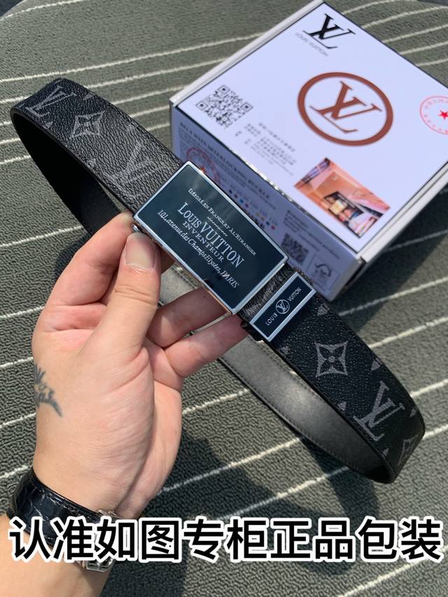 皮带：Lv..路易..威登自动扣 腰带：百分百头层牛皮，保证真皮。24K纯钢扣自动带身专柜同等质量， 送人自用首选 包装： 请认准如图专柜包装，赠送打孔器，银联