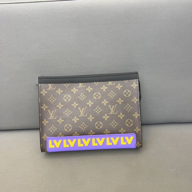 Louisvuitton 路易威登 Pochette Voyage 手拿包 洗漱包 采用精湛镶嵌细工，实物拍摄 原厂原版面料 配送防尘布袋 礼盒 27 X 20