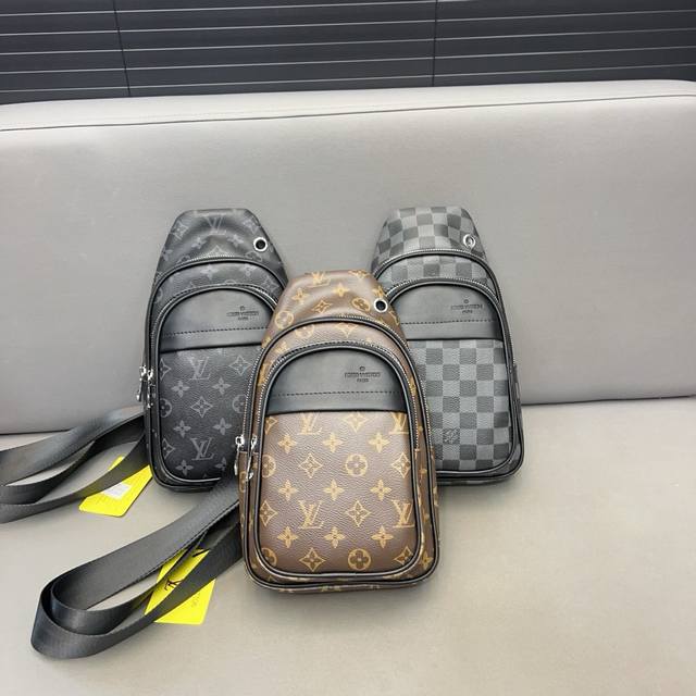 Louisvuitton 路易威登 印花胸包 斜挎单肩包 采用精湛镶嵌细工，实物拍摄 原厂原版面料 配送防尘袋30 X 17 Cm。