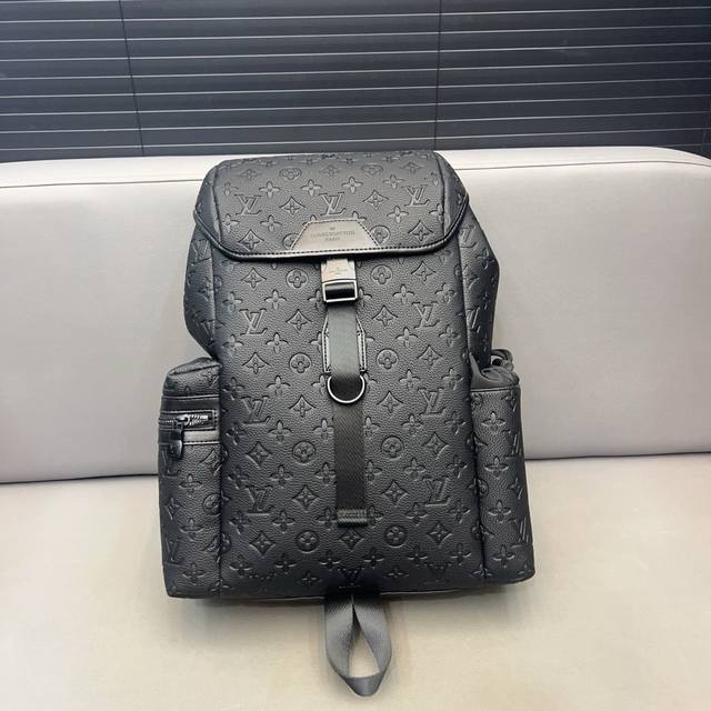 Louisvuitton 路易威登 Trekking双肩包 印花背包 电脑包经典logo搭配原厂工艺材质 休闲百搭采用精湛镶嵌细工，实物拍摄 原厂原版面料 配送 - 点击图像关闭