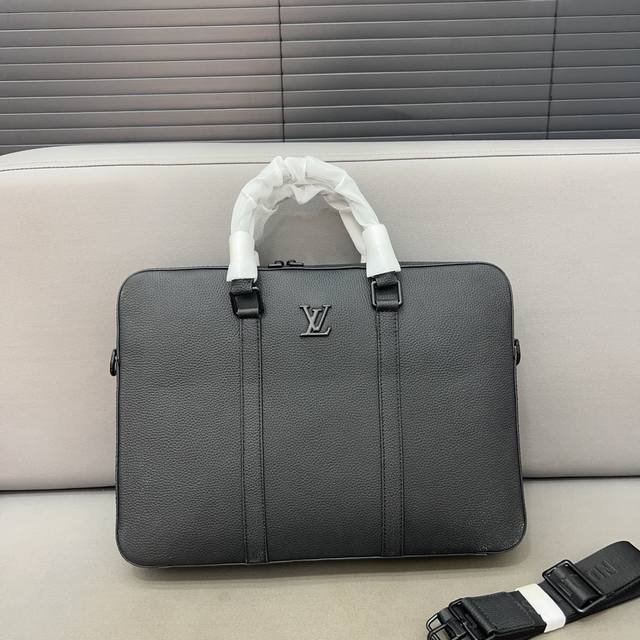 Louisvuitton 路易威登 牛皮手提包男士公文包 采用精湛镶嵌细工，经典百搭 实物拍摄 原厂原版面料 配送防尘袋 28 X 38 Cm。