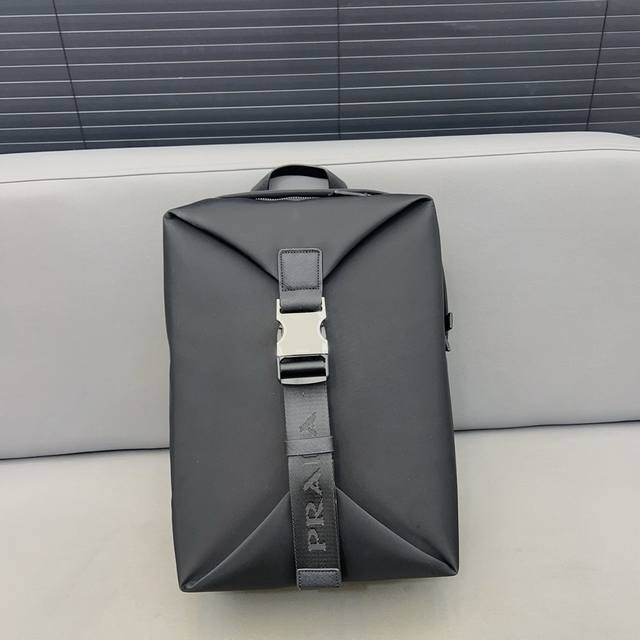 Prada 普拉达 Re-Nylon 尼龙布双肩包 书包背包 采用精湛镶嵌细工，经典百搭 实物拍摄 原厂原版面料 配送防尘袋 37 X 28 Cm