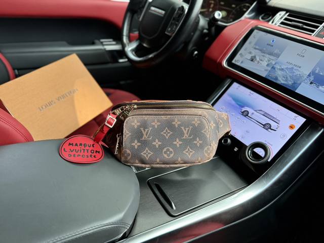 高端货 新款 “Louis Vuitton”Lv腰包 B路易威登胸包 由经典monogram帆布裁制而成，饰有 Louis Vuitton Paris 皮 质贴