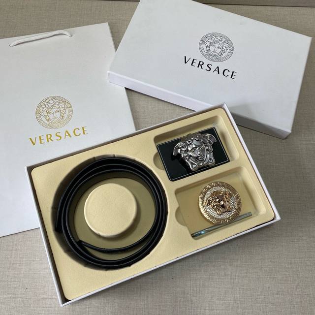 Versace精品款 ☆双扣礼盒套装 含礼盒 专柜有售 范思哲专柜在售正品 此款采用头层牛皮制作 走线油边细致 正品开模 搭配仿铜扣经久耐用、3.8Cm规格 送