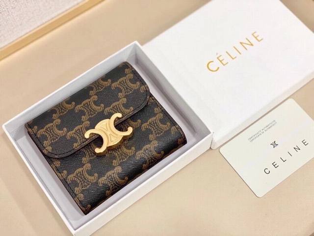 Celine 66889颜色 黑色 尺寸 11*10*5 Celine短式钱包非常炫美的一个系列，专柜同步，采用头层牛皮，精致时尚！ - 点击图像关闭