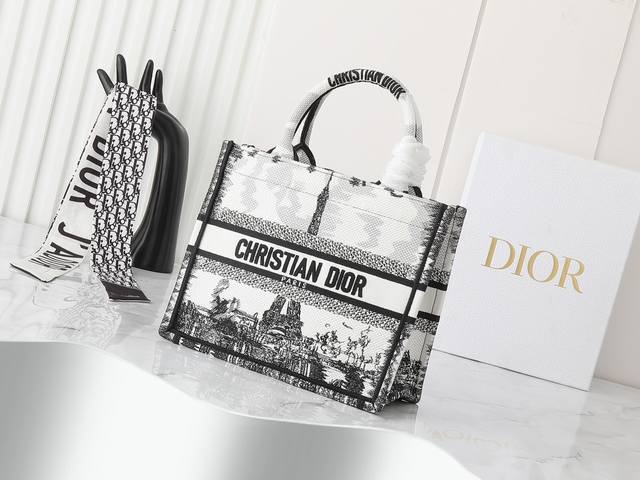 独家实物拍摄 小 原单 Dior Book Tote 托特白色宝塔26Cm这款 Book Tote手袋由女装创意总监玛丽亚 嘉茜娅 蔻丽 Maria Grazi