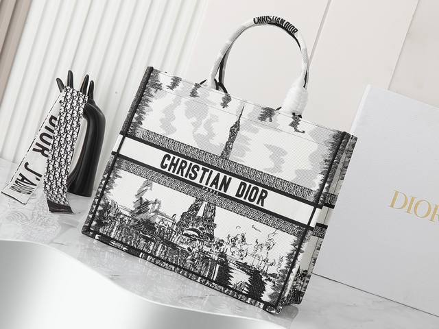 独家实物拍摄 大 原单 Dior Book Tote 托特白色宝塔42Cm这款 Book Tote手袋由女装创意总监玛丽亚 嘉茜娅 蔻丽 Maria Grazi