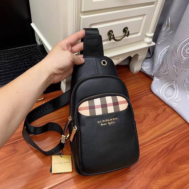 Burberry 。轻便胸包，贴身休闲，置放小物件特方便还不占地方，肩带最长可调至115Cm,大小身材都能上身哦！款号：33027-1，尺寸16-27-5。