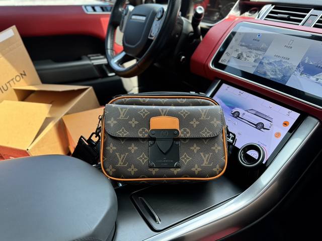 升级版 高端货 新款 “Louis Vuitton”Lv邮差包m46688 Louis Vuitton S-Lock 橙色老花系列 可拆卸可调节肩带磁力闭合 涂