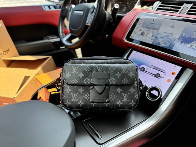 升级版 高端货 新款 “Louis Vuitton”Lv邮差包m45806 Louis Vuitton S-Lock Messenger 轻便经典老花印花 帆布