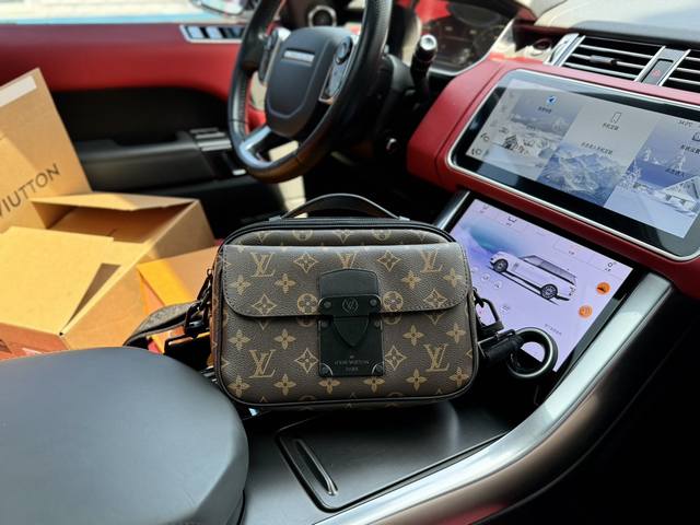 升级版 高端货 新款 “Louis Vuitton”Lv邮差包m45806 Louis Vuitton S-Lock Messenger 轻便经典老花印花 帆布