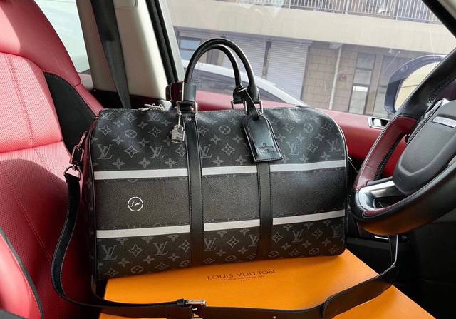 高端货 新款 “ Louis Vuitton ”Lv旅行袋藤原浩 闪电45Cm限量版路易威登旅行袋 此款与日本设计师藤原浩合作设计的keepall是路易威登旅行