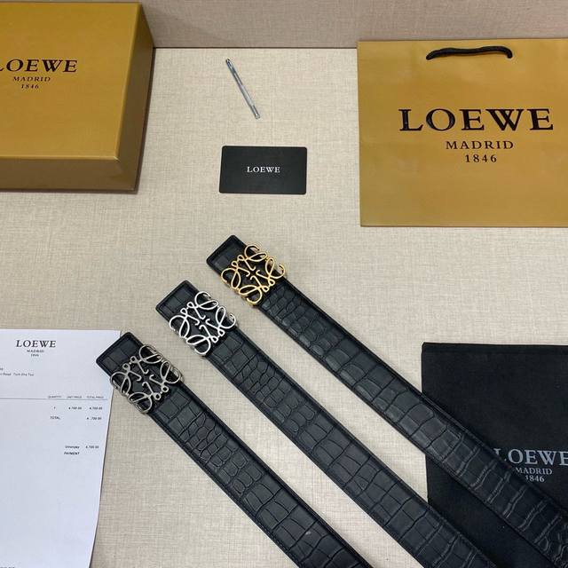 品牌：罗意威loewe。 钢扣 等级：原单私货.进口头层牛皮，专柜售、堪比正品！油边精致 电脑车线 手感柔软.实物拍摄无修饰 上身效果超好、长度不可裁剪.配专柜