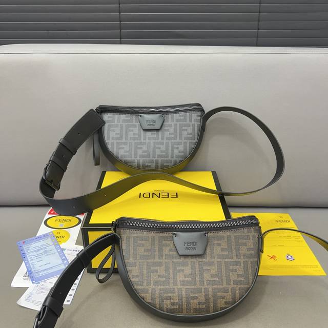 Fendi 芬迪 男女通用单肩包 经典logo搭配原厂工艺材质 休闲百搭 采用精湛镶嵌细工，实物拍摄 原厂原版面料 配送防尘袋 折叠礼盒 22 X 17 Cm