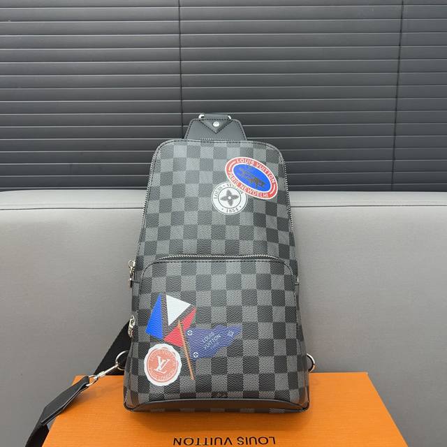 Louisvuitton 路易威登avenue系列胸包 斜挎包 男女通用单肩包 采用精湛镶嵌细工，经典百搭 实物拍摄 原厂原版面料 配送防尘袋 32 X 21