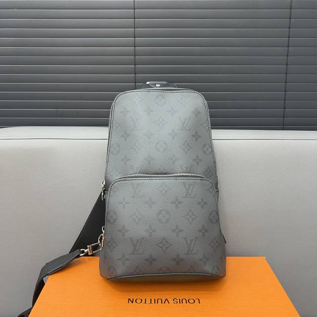 Louisvuitton 路易威登avenue系列胸包 斜挎包 男女通用单肩包 采用精湛镶嵌细工，经典百搭 实物拍摄 原厂原版面料 配送防尘袋 32 X 21