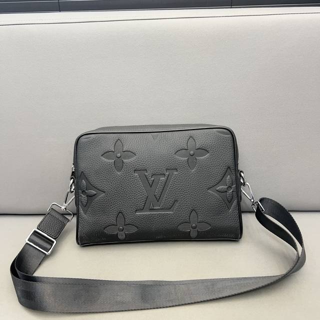 Louisvuitton 路易威登男士小牛皮单肩包 邮差包 斜挎包 采用精湛镶嵌细工，经典百搭 实物拍摄 原厂原版面料 高端品质 配送防尘袋 25 X 18 C