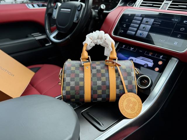 高端货 新款 “ Louis Vuitton”Lv单肩包 路易威登邮差包 Keepall Bandoulière 25 老花系列可拆卸可调节肩带拉链开合 涂层帆