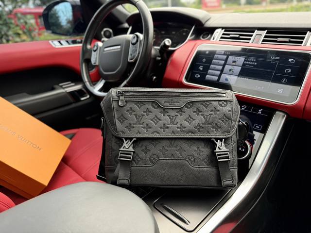 高端货 新款 “Louis Vuitton”Lv邮差包路易威登单肩包 M25121 Louis Vuitton Messenger Voyager Pm 字母图