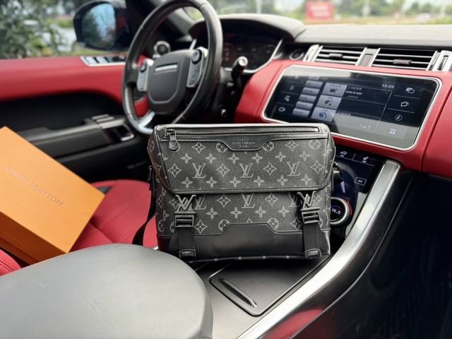 高端货 新款 “Louis Vuitton”Lv邮差包路易威登单肩包 M25121 Louis Vuitton Messenger Voyager Pm 字母图