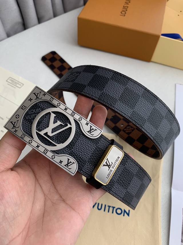 品名： Lv..路易..威登原单 型号：经典挂扣，纯钢材质扣头，拉丝银，图片实物拍摄材料：双面头层牛皮，挂扣系列，纯钢质扣头，钯镀电镀工艺永不掉色。双面可用，经