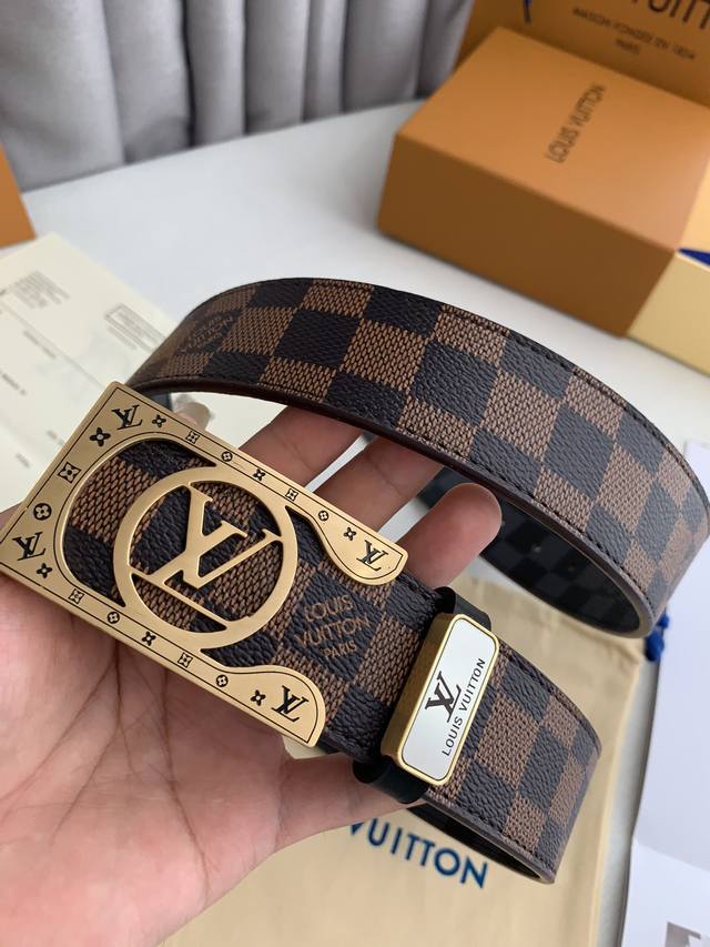 品名： Lv..路易..威登原单 型号：经典挂扣，纯钢材质扣头，拉丝金，图片实物拍摄材料：双面头层牛皮，挂扣系列，纯钢质扣头，钯镀电镀工艺永不掉色。双面可用，经