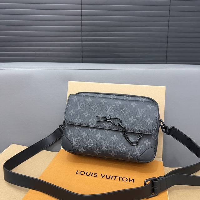 Louisvuitton 路易威登 印花链条单肩包 Steamer邮差包 斜挎包 男女通用采用精湛镶嵌细工，实物拍摄 原厂原版面料 配送礼盒 24 X 17Cm