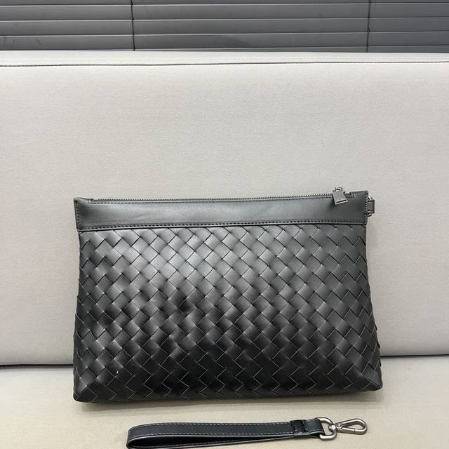 Bottega Veneta 葆蝶家手工编织翻盖手拿包 男士夹包 文件包采用精湛镶嵌细工，经典百搭 实物拍摄 原厂原版面料 配送防尘袋 27 X 17 Cm - 点击图像关闭