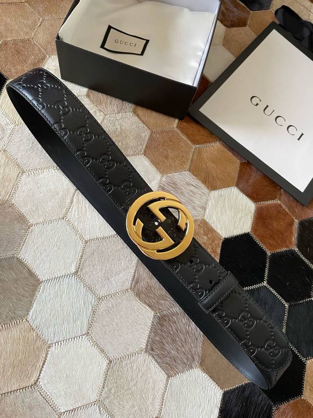 原单品质 Gucci 古驰男款互扣式双g金属扣腰带，采用热压技术的gucci Signature真皮精制而成，触感厚实，印花图案清晰分明。4厘米